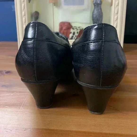 Life Stride black leather heels,side elastic for comfort, 2 1/2 “ heel, Size 9.5 - Picture 5 of 13